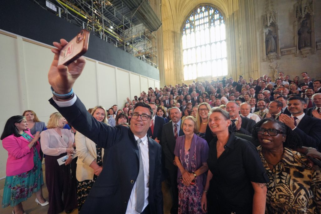 Andy Burnham, Bir Zafer Turu Olabilecek Bir İngiliz İşçi Partisi Liderlik Yarışına Hazırlanıyor