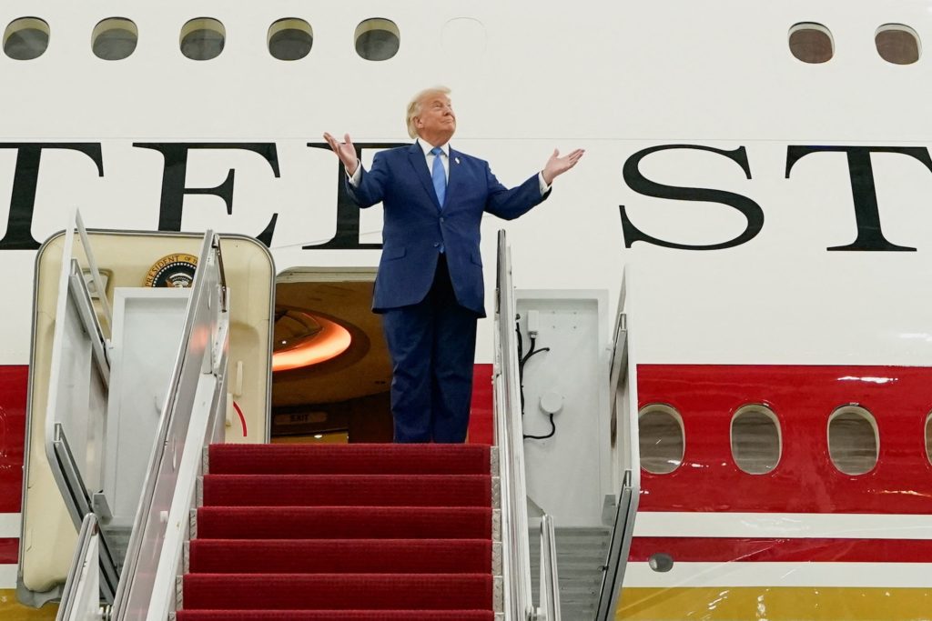 Trump'ın 2 Milyar Dolarlık Geliri, Başkanlık Görevinden Faydalanma Konusunda Yeni Sorular Doğuruyor