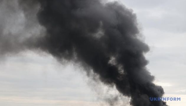 Дрон РФ скинув вибухівку на ринок Херсона, сталася пожежа