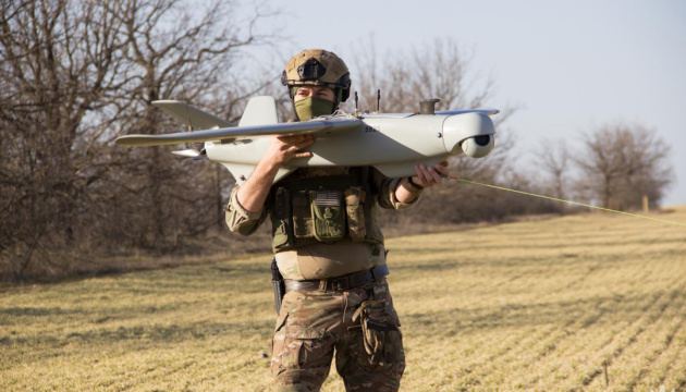 Ураження мосту і майже 50 російських вантажівок в Армянську: українські бійці показали унікальні кадри