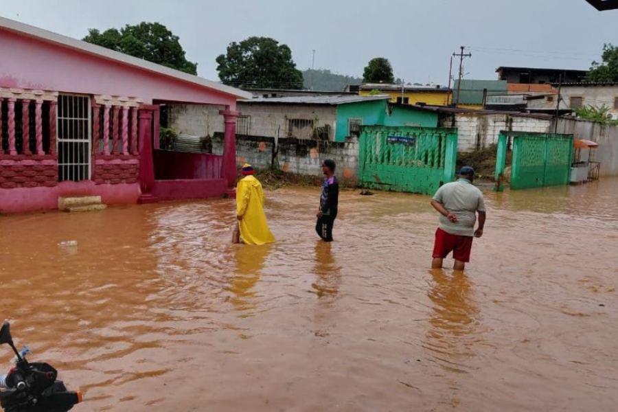 Inundaciones críticas en Alto Orinoco por crecida del río tras fuertes lluvias