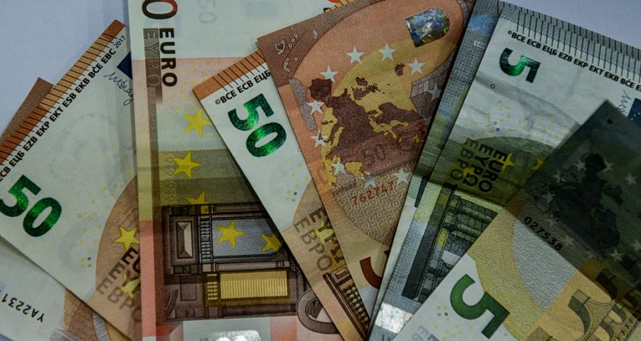 Αναδρομικά έως 1.800 ευρώ και επίδομα 150 ευρώ για δικαιούχους δημοσίους υπαλλήλους