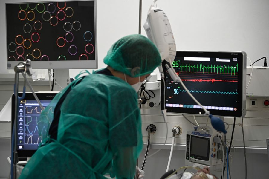 Λαμία: Αναβλήθηκε ξανά η δίκη για τον θάνατο της 14χρονης Κυριακής που πέθανε από Covid – Ένταση στο δικαστήριο